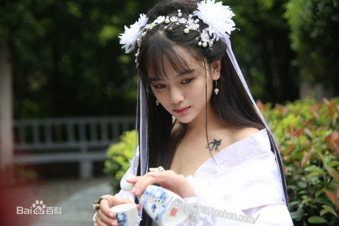 罗小伊(Royi)南笙古装前后照片