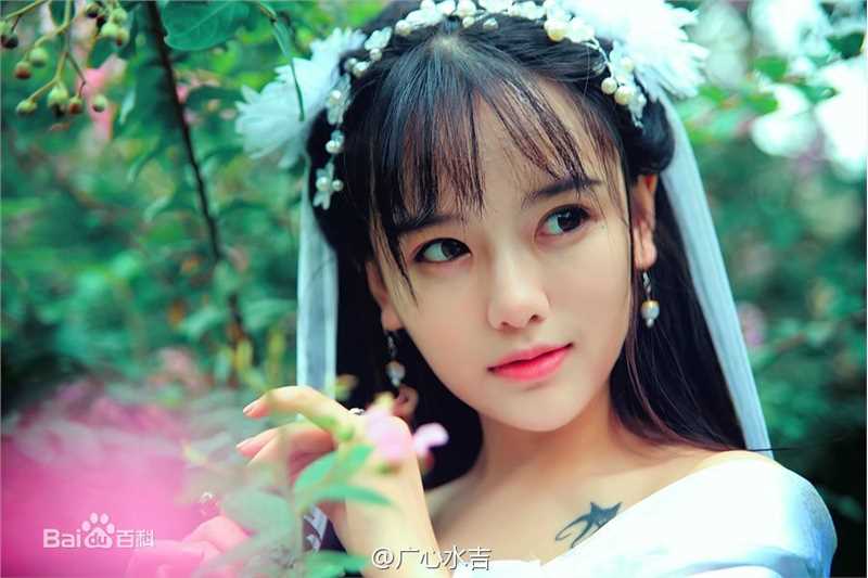 罗小伊(Royi)南笙古装前后照片