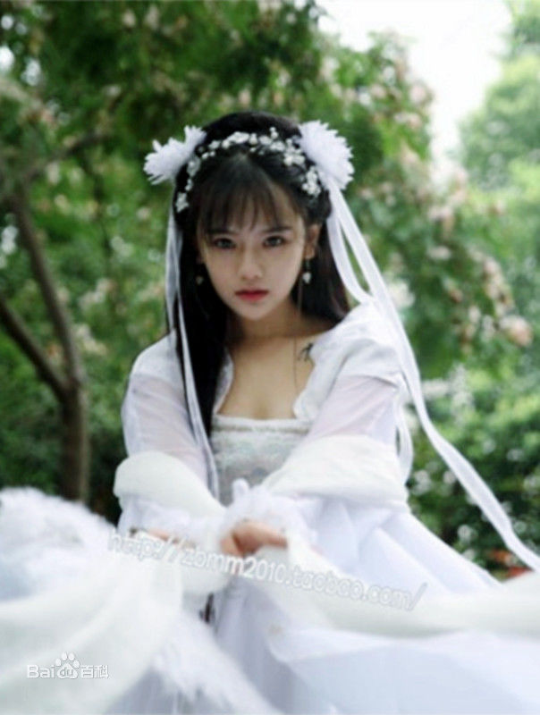 罗小伊(Royi)南笙古装前后照片