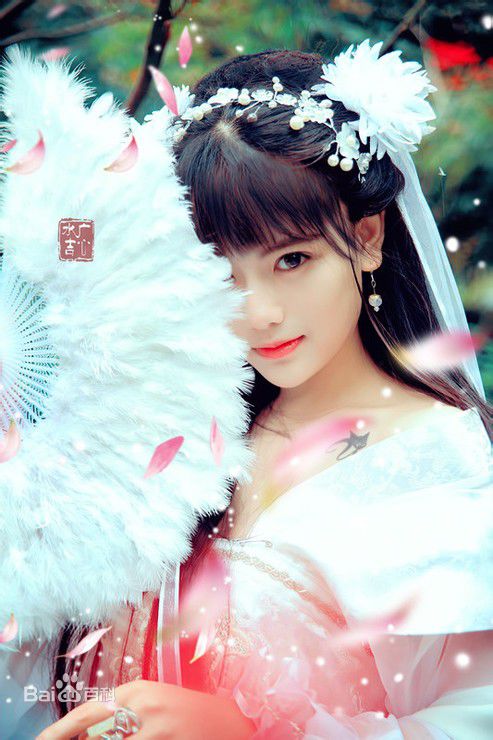 罗小伊(Royi)南笙古装前后照片