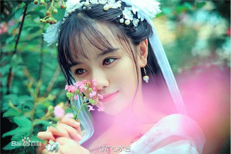 罗小伊(Royi)南笙古装前后照片