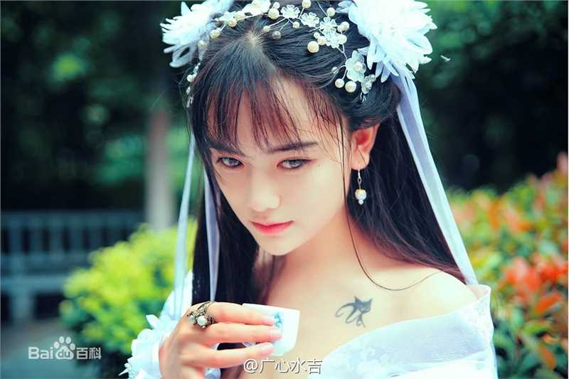 罗小伊(Royi)南笙古装前后照片