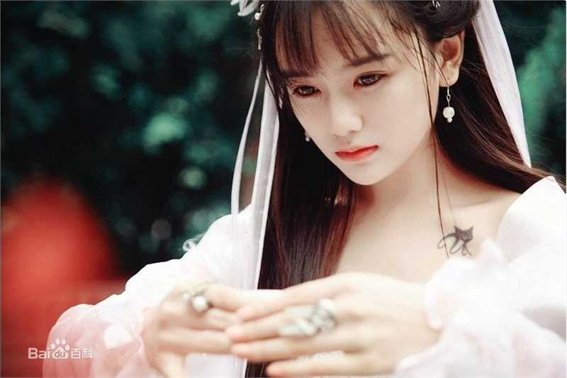 罗小伊(Royi)南笙古装前后照片