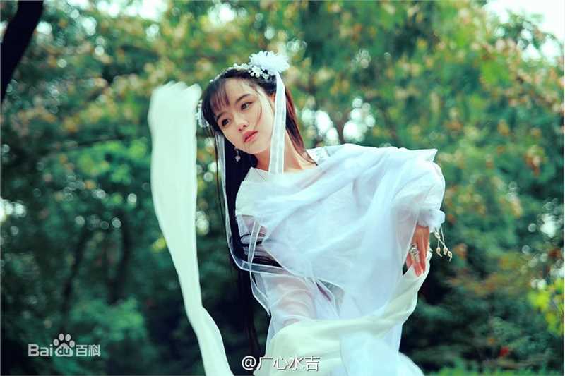 罗小伊(Royi)南笙古装前后照片