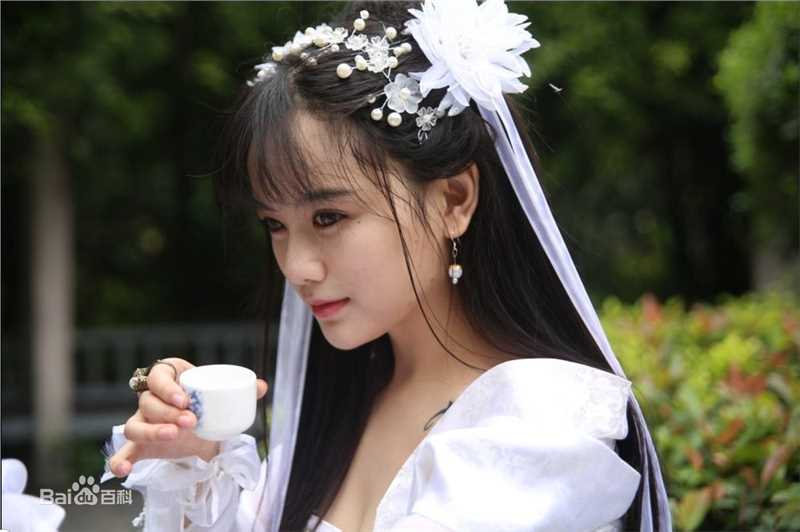 罗小伊(Royi)南笙古装前后照片