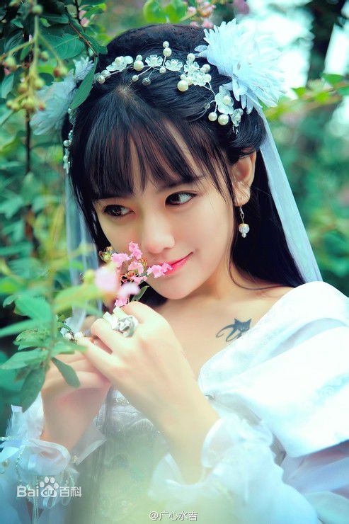 罗小伊(Royi)南笙古装前后照片