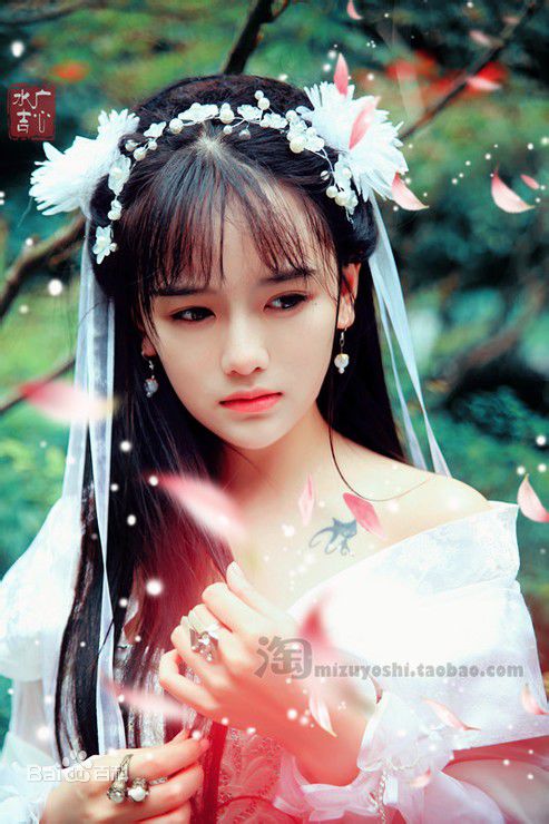 罗小伊(Royi)南笙古装前后照片