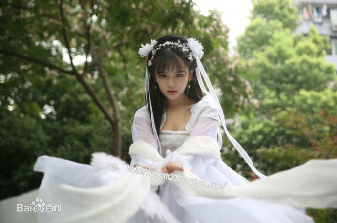 罗小伊(Royi)南笙古装前后照片