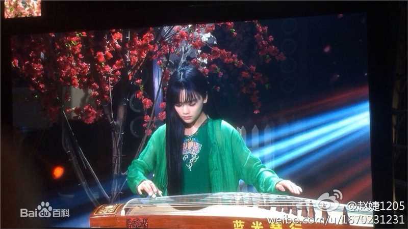 罗小伊(Royi)天天向上壁纸壁纸