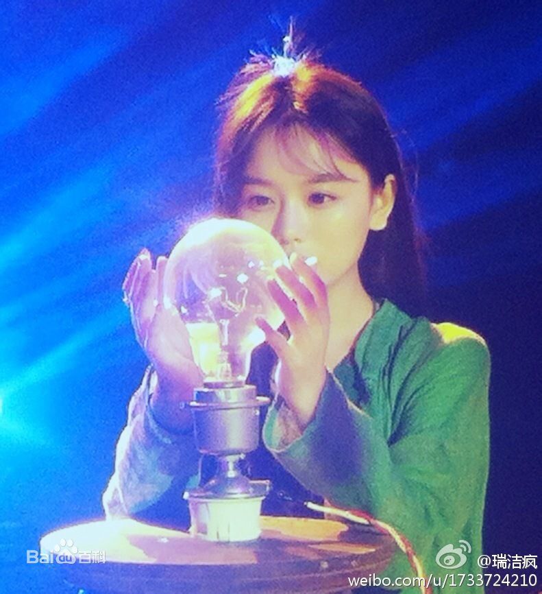 罗小伊(Royi)天天向上壁纸壁纸