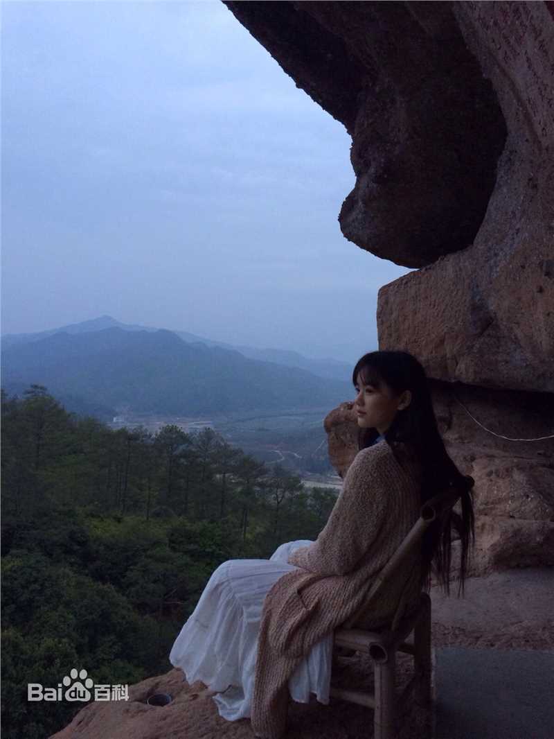 罗小伊(Royi)天天向上壁纸壁纸