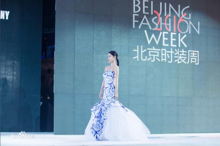 韩丹彤(dan tong Han)T台压轴走秀图片图集