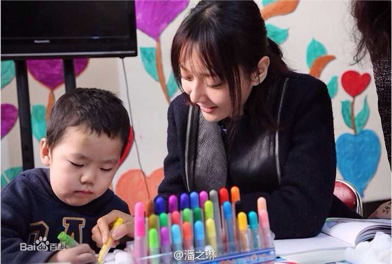 潘之琳(Feeling Pan)探望残疾儿童性感图片壁纸