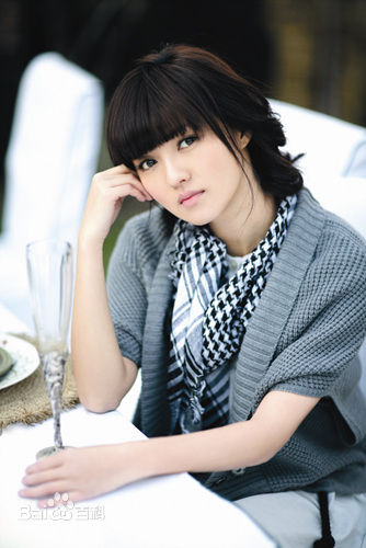 傅晶出席活动前后照片