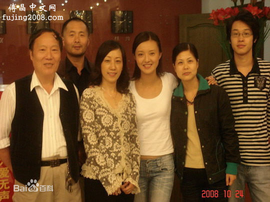 傅晶出席活动前后照片