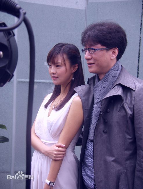 傅晶出席活动前后照片