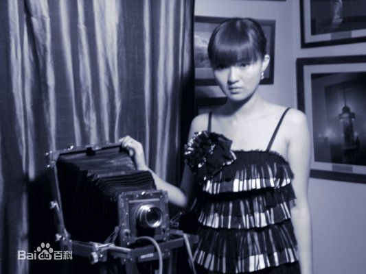 傅晶出席活动前后照片