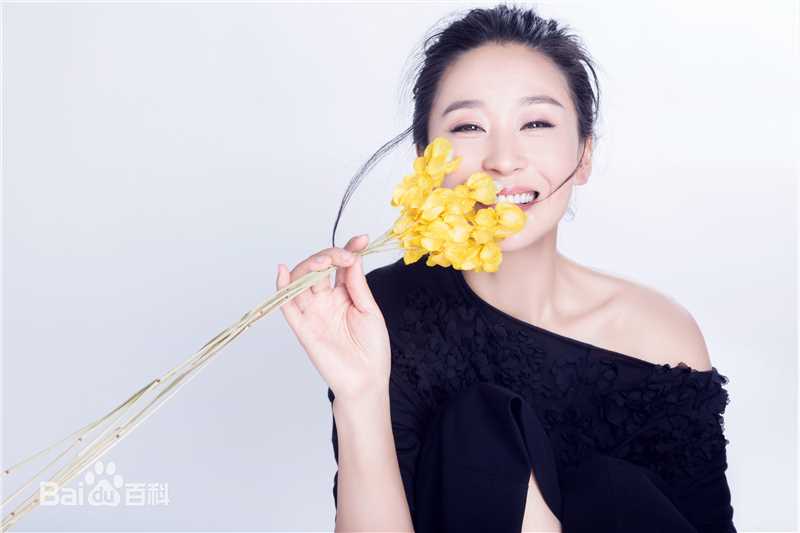 苗圃娇媚演绎珠宝大片素颜照相册