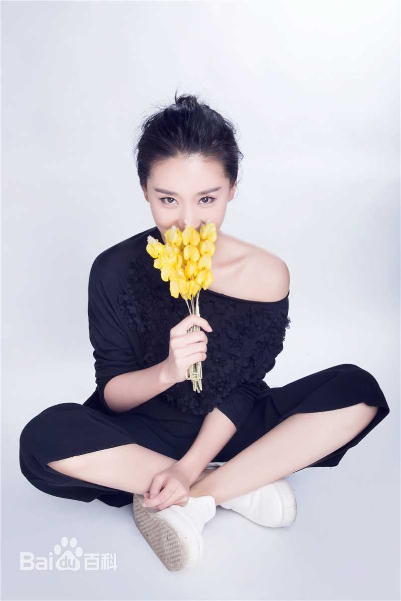 苗圃娇媚演绎珠宝大片素颜照相册