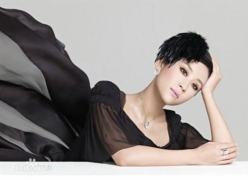 苗圃娇媚演绎珠宝大片素颜照相册