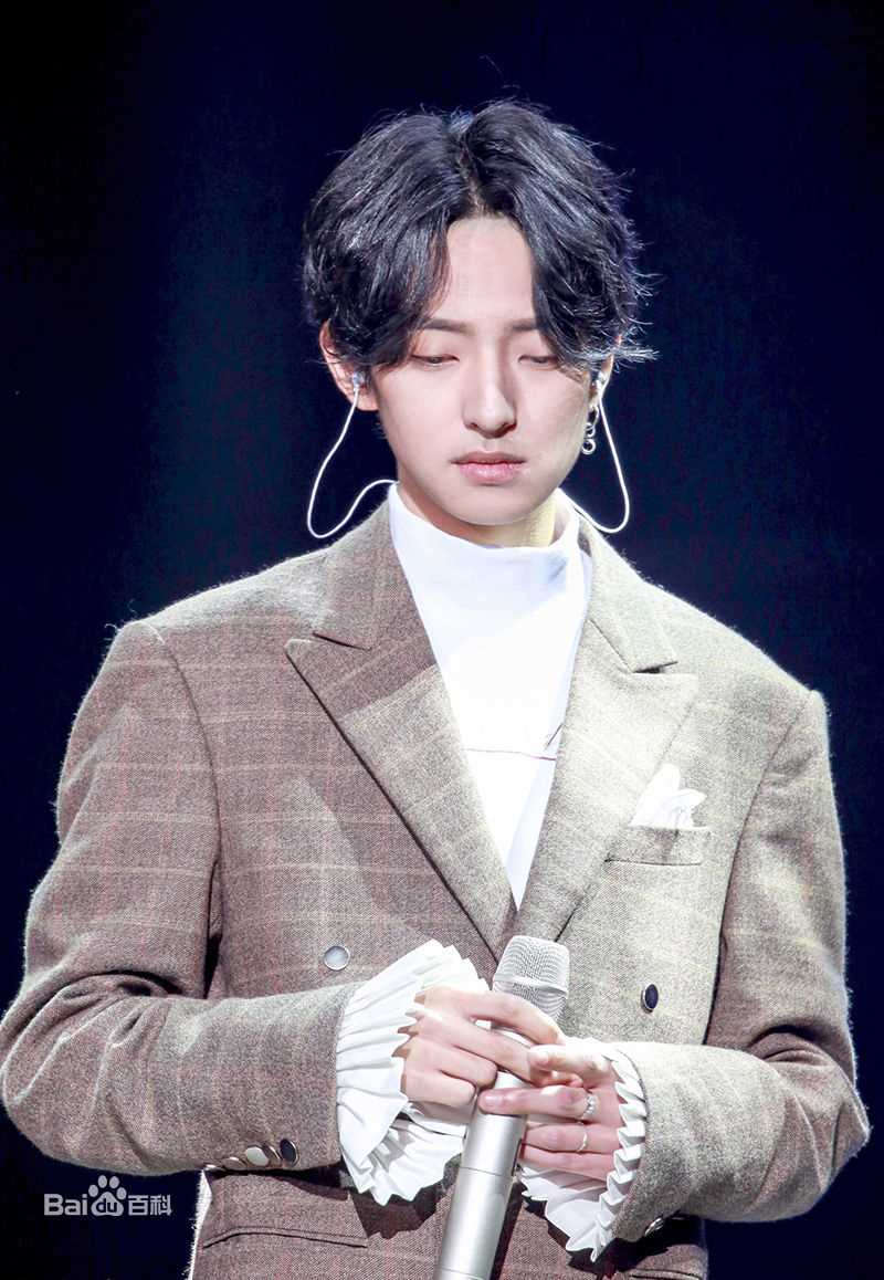 赵天宇舞台照性感图片壁纸