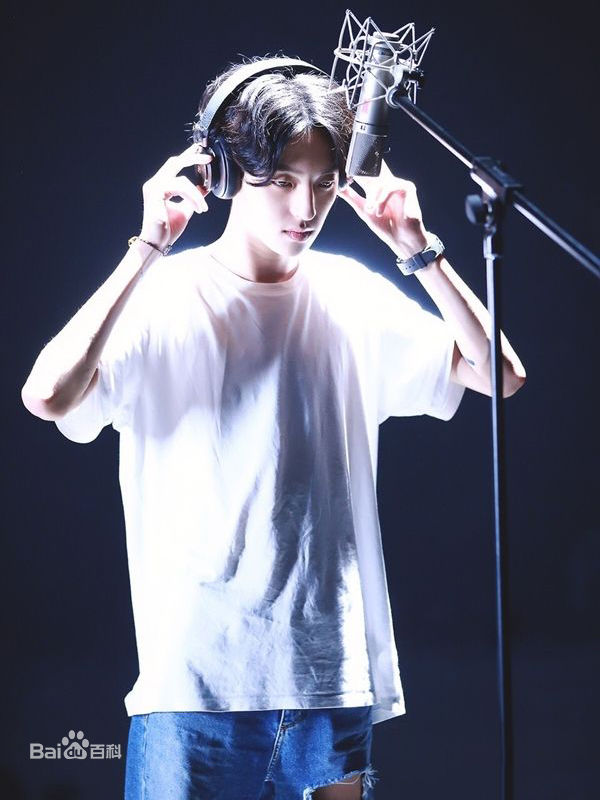 赵天宇舞台照性感图片壁纸