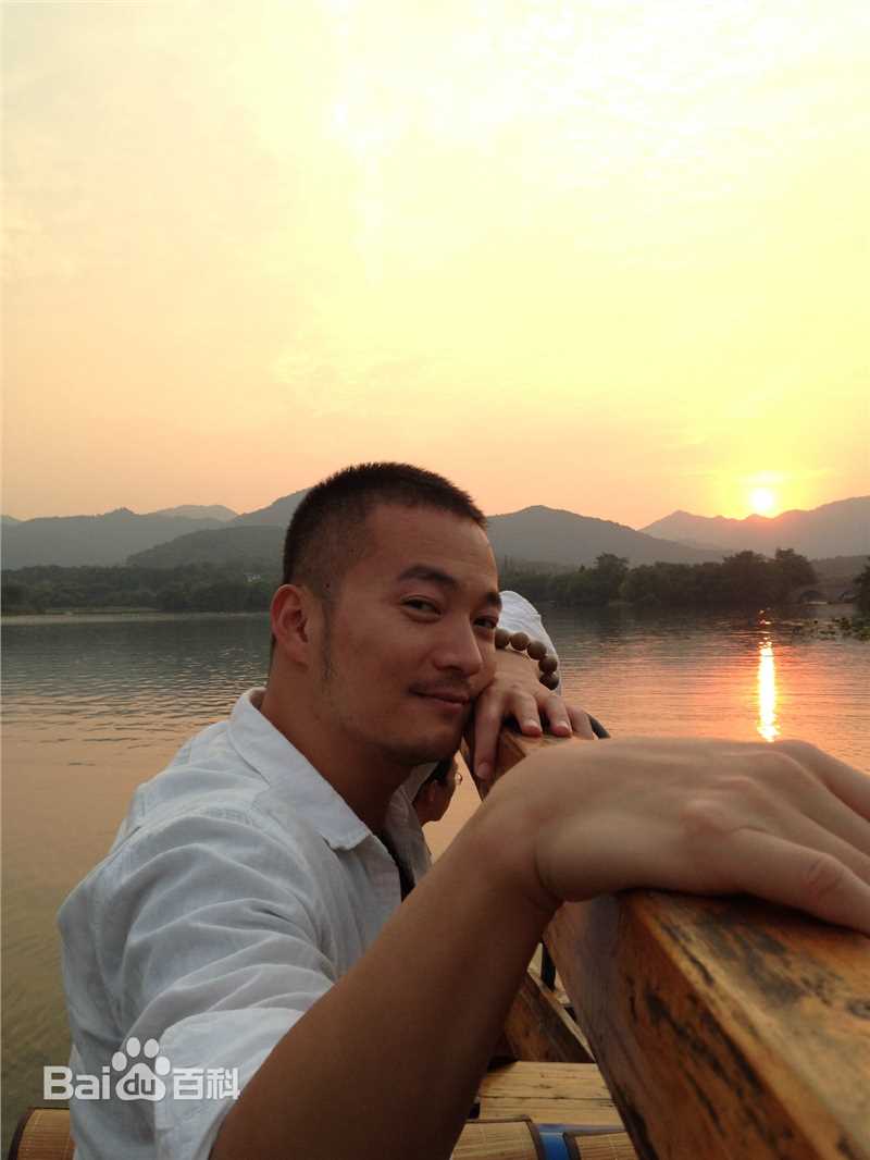 喻恩泰越玩越野性感图片壁纸