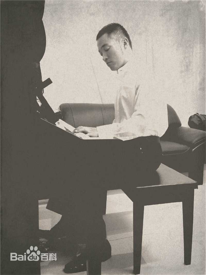 喻恩泰越玩越野性感图片壁纸