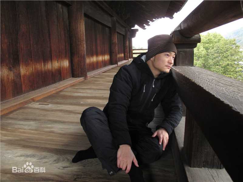 喻恩泰越玩越野性感图片壁纸