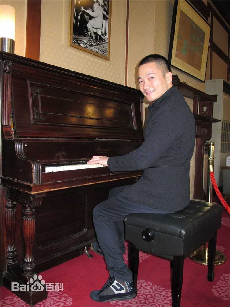 喻恩泰越玩越野性感图片壁纸