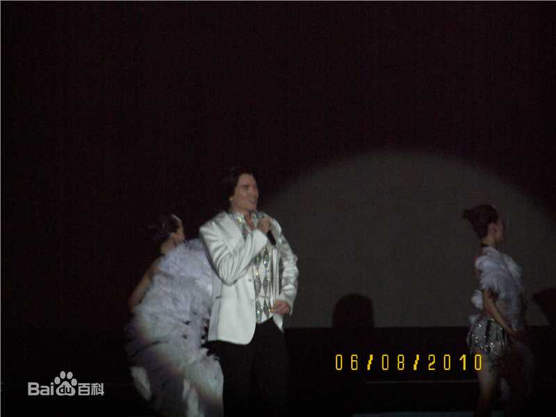 费翔(ChristianRandPhillips)天津演出照性感图片壁纸