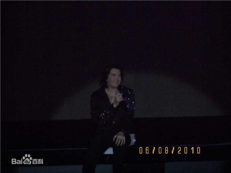 费翔(ChristianRandPhillips)天津演出照性感图片壁纸