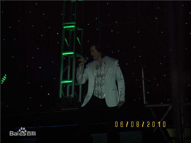 费翔(ChristianRandPhillips)天津演出照性感图片壁纸