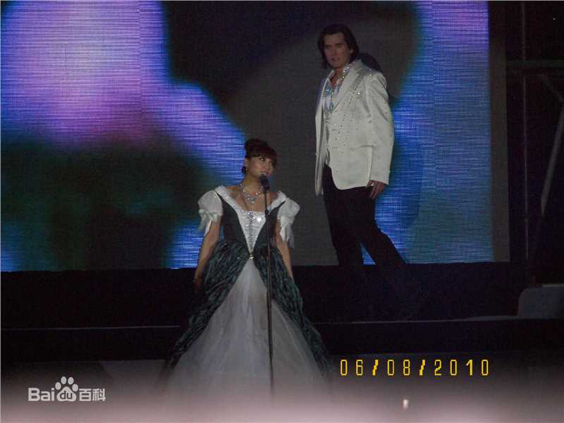 费翔(ChristianRandPhillips)天津演出照性感图片壁纸