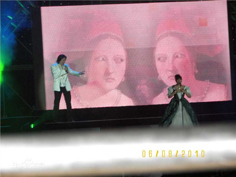 费翔(ChristianRandPhillips)天津演出照性感图片壁纸