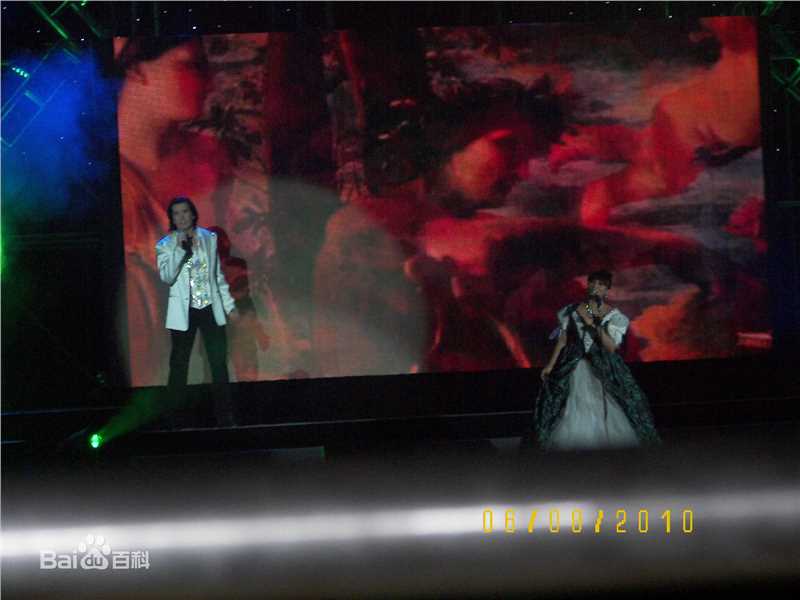 费翔(ChristianRandPhillips)天津演出照性感图片壁纸