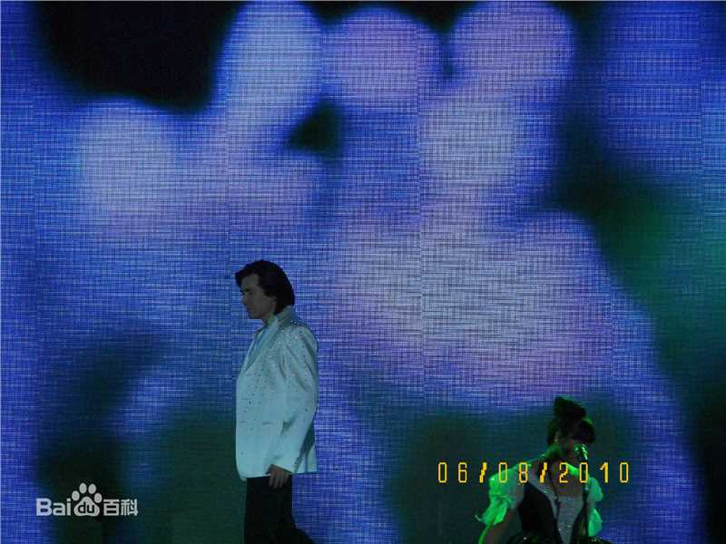 费翔(ChristianRandPhillips)天津演出照性感图片壁纸