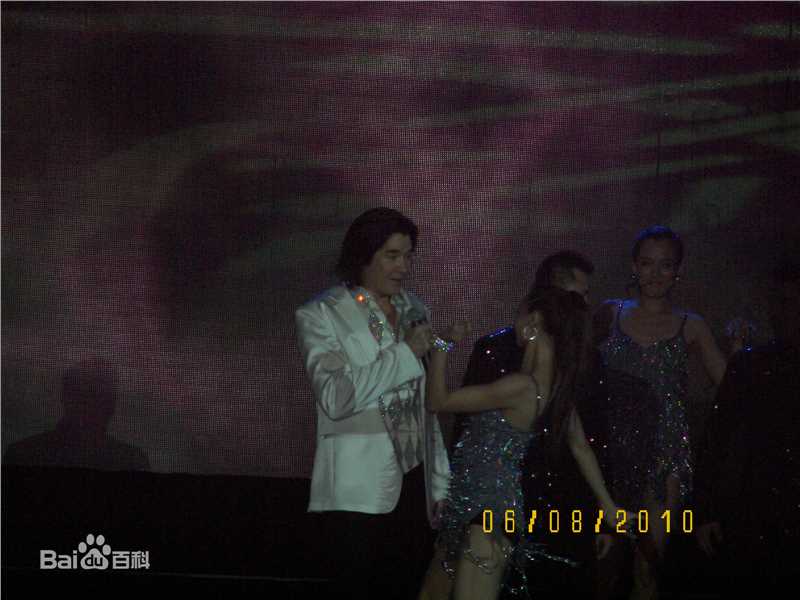 费翔(ChristianRandPhillips)天津演出照性感图片壁纸