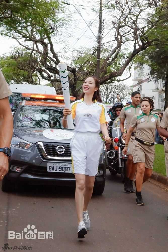 江一燕里约奥运火炬手前后照片