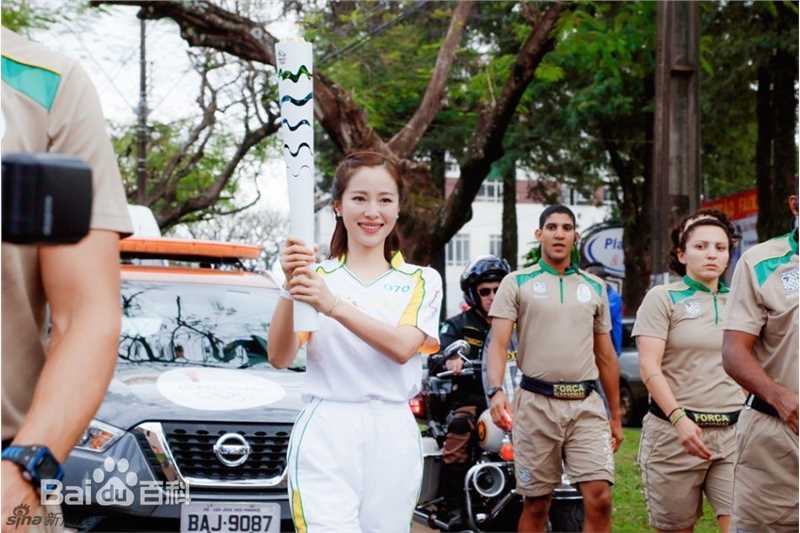 江一燕里约奥运火炬手前后照片