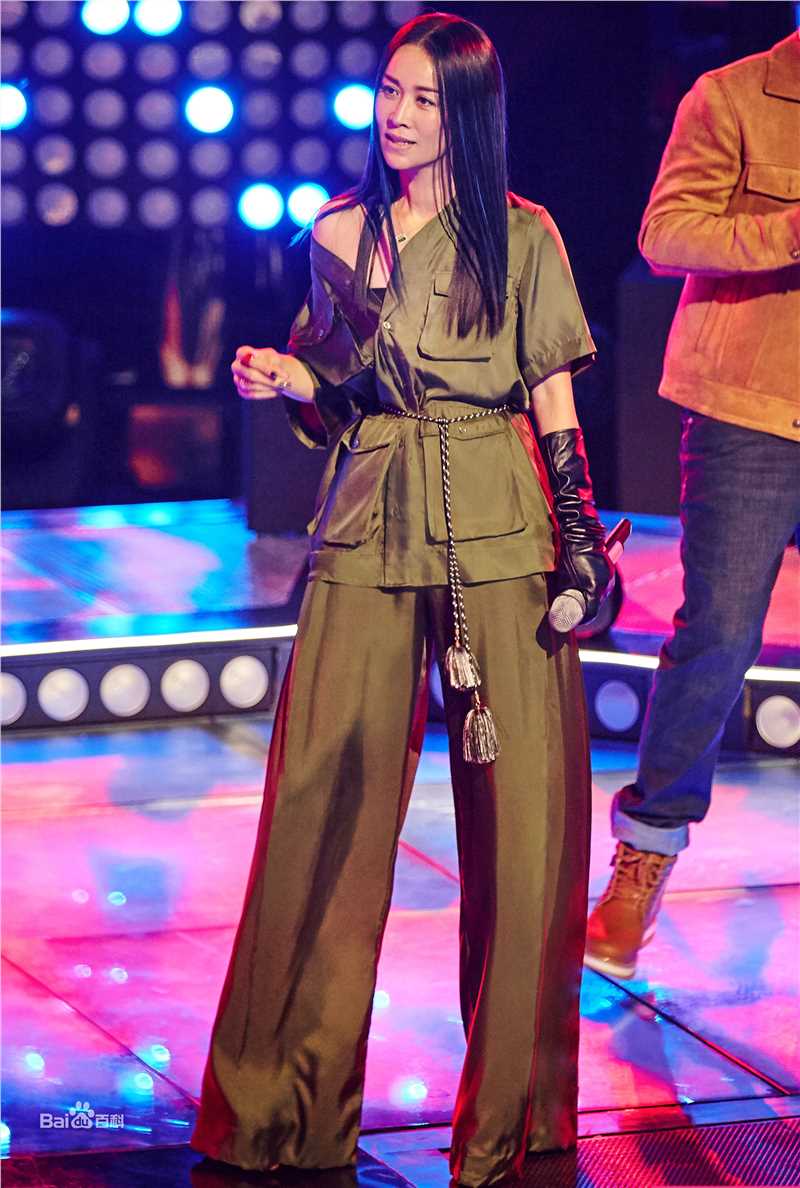 最新那英在《中国新歌声第一季》中的壁纸