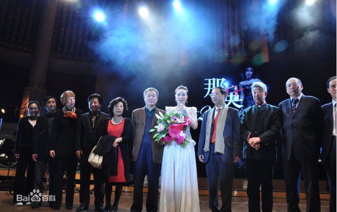 最新那英在2010.10.26 《那又怎么样》维也纳演唱会中的壁纸