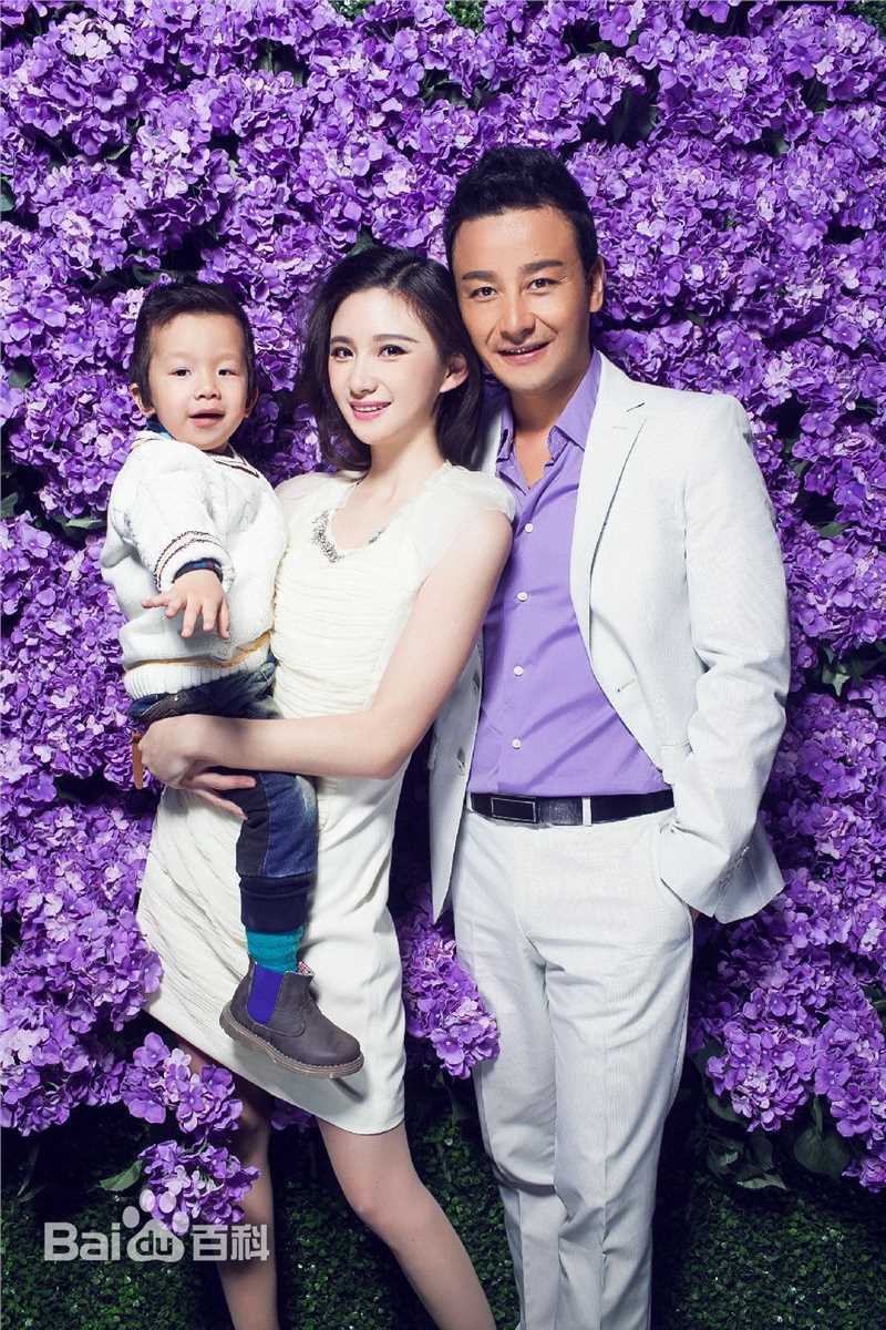 刘牧与家人素颜照壁纸