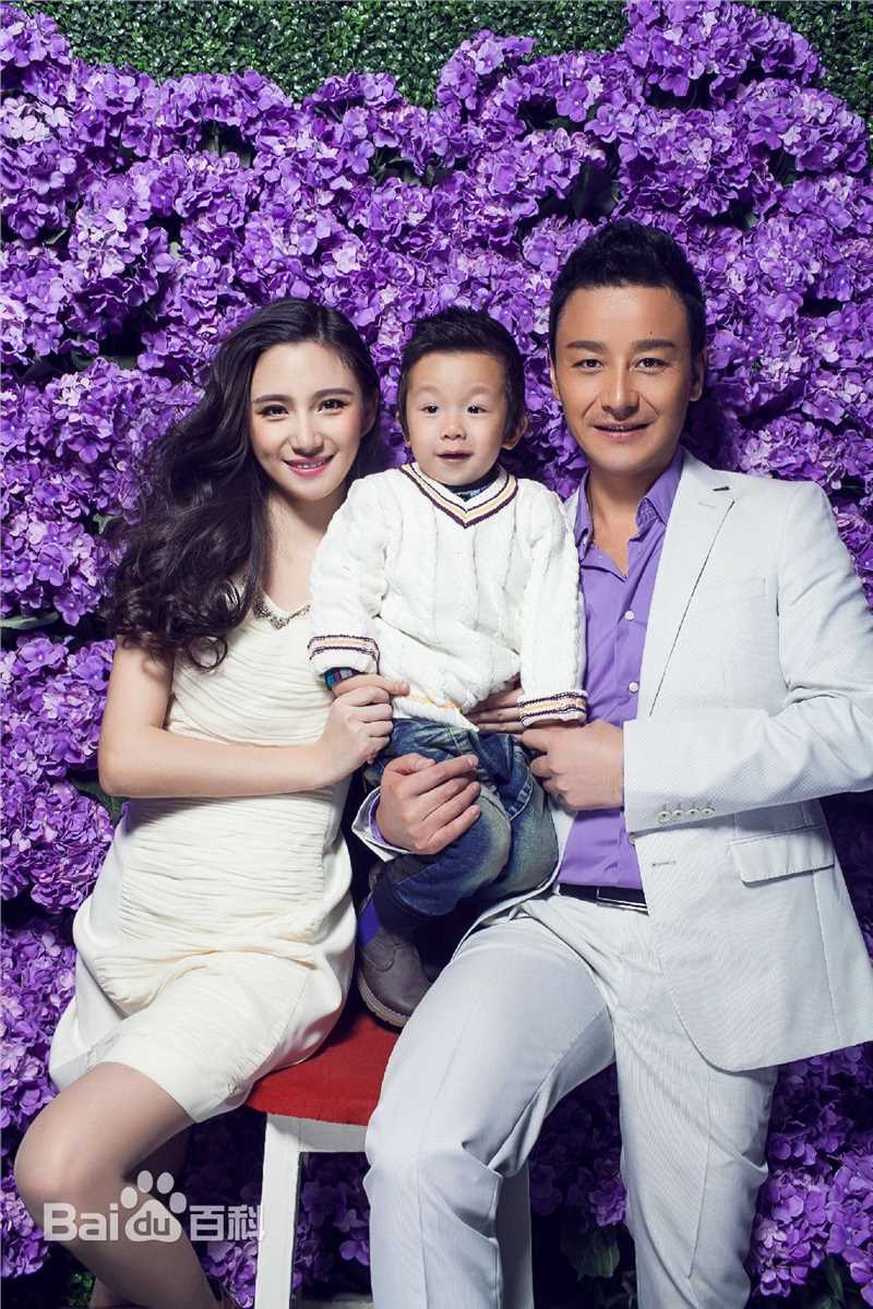 刘牧与家人素颜照壁纸