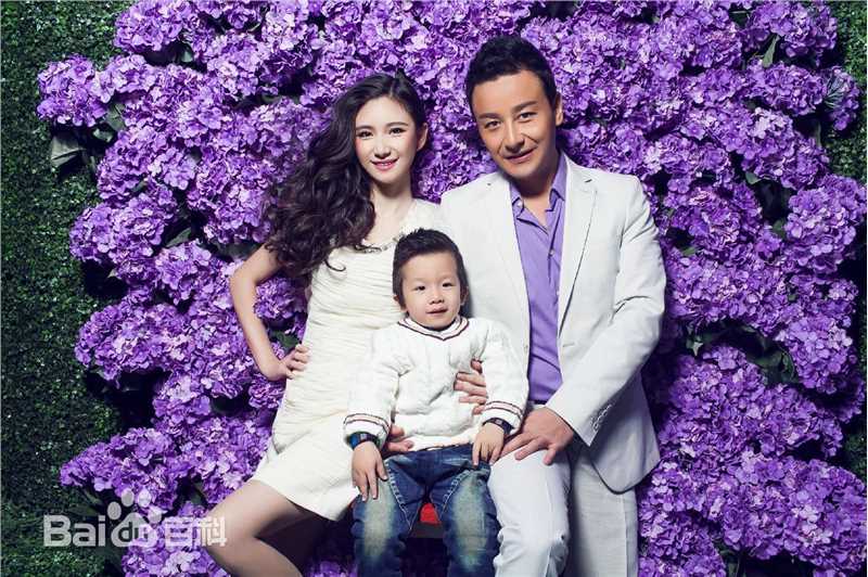 刘牧与家人素颜照壁纸