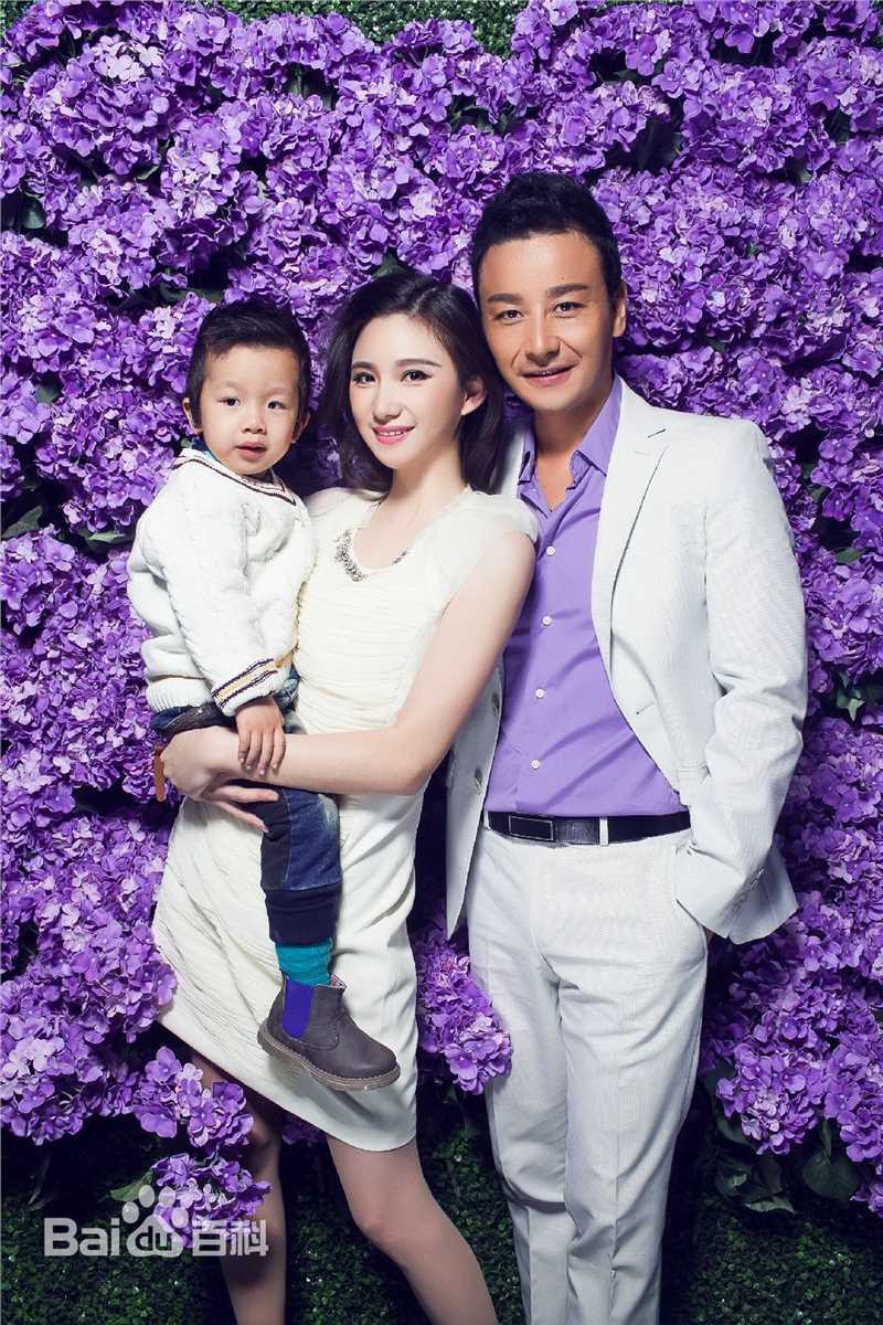 刘牧与家人素颜照壁纸