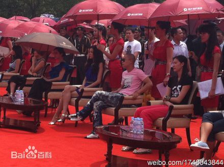 沈鹤(Shen He)恒大世纪旅游城开业暨恒大扶贫捐款仪式前后照片