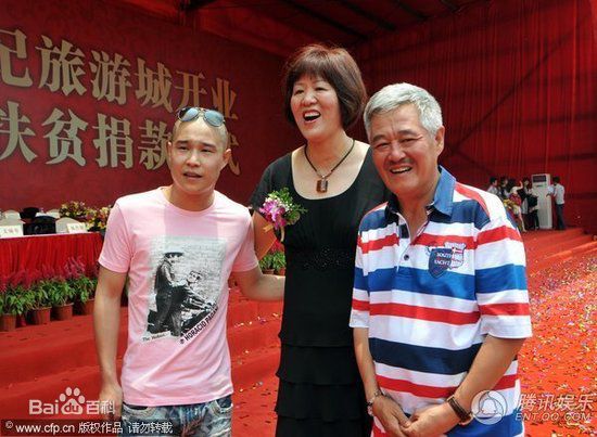 沈鹤(Shen He)恒大世纪旅游城开业暨恒大扶贫捐款仪式前后照片