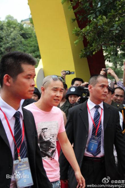 沈鹤(Shen He)恒大世纪旅游城开业暨恒大扶贫捐款仪式前后照片