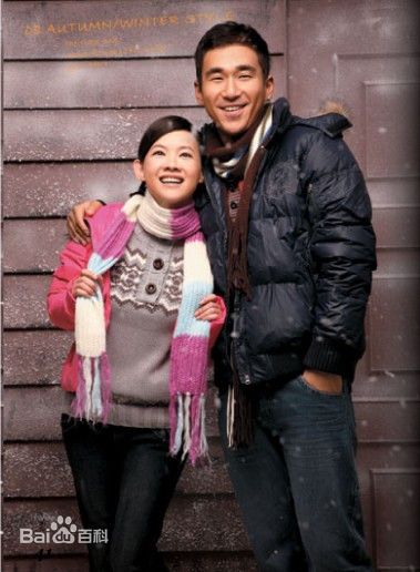 张默(Mo Zhang)默默代言的三番服饰性感图片图集